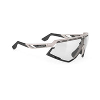 LUNETTES DEFENDER / Couleur : Sand Matte With Impactx Photochromic 2 Laser Black Lenses Black Bumpers