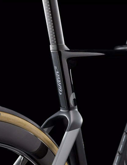 TRI/TIME TRIAL  VÉLO CONTRE LA MONTRE  TURBINE SLR  Code	Modèle de transmission	Paire de roues		 E410ITL	SHIMANO DURA ACE Di2 R9270	WILIER SLR42KC