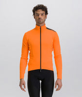 ADAPT MULTI - VESTE    4W250775ADAPTMULT      2025   The model wears a size M.