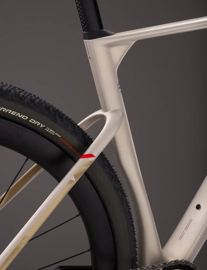 E628VYJ (with alloy STEMMA S2)	V11 Glitch Black Glossy  SRAM RIVAL XPLR AXS E1 1x13S	MICHE GRAFF ALLROAD  2026